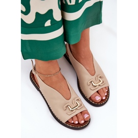 Sandalias de cañón plano con un adorno de beige de cuero ecológico 8
