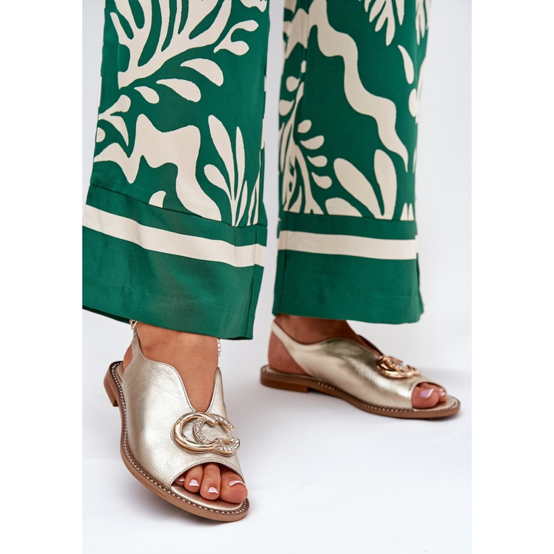 Sandalias de cuero de ceñada plana con la decoración de Laura Messi 2865 Zlotys dorado 2