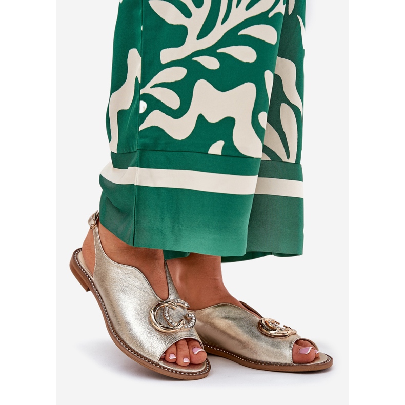 Sandalias de cuero de ceñada plana con la decoración de Laura Messi 2865 Zlotys dorado 1