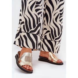 Jezzi Flip Flip Flip Flip en una cuña de cuero anchoico con una decoración dorada dorado 2 Jezzi Flip Flip Flip Flip en una cuña de cuero anchoico con una decoración dorada dorado 2