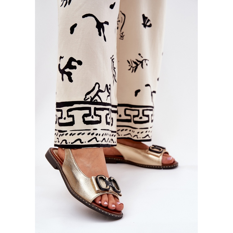 Jezzi Sandalias planas con una decoración de cuero ecológico dorado 2