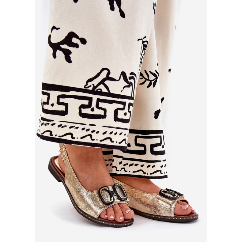 Jezzi Sandalias planas con una decoración de cuero ecológico dorado 1