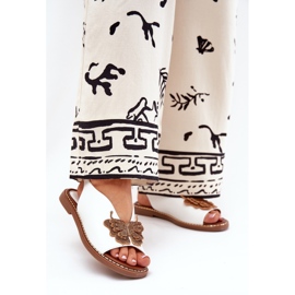 Jezzi Sandalias de mujer de ceñada plana con una decoración blanca blanco 2 Jezzi Sandalias de mujer de ceñada plana con una decoración blanca blanco 2