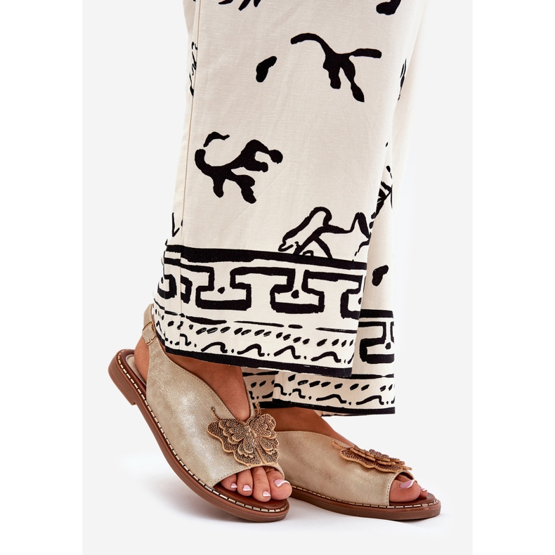 Jezzi Sandalias de mujer de ceñada plana con adorno dorado 1