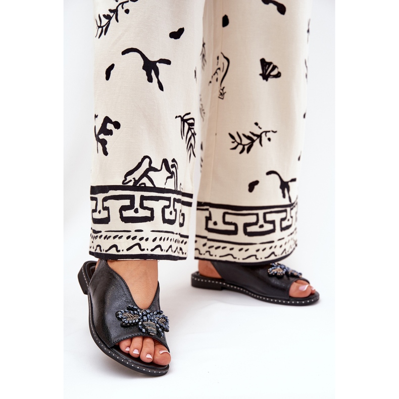 Jezzi Sandalias de mujeres brillantes con un adorno de negro plano 2