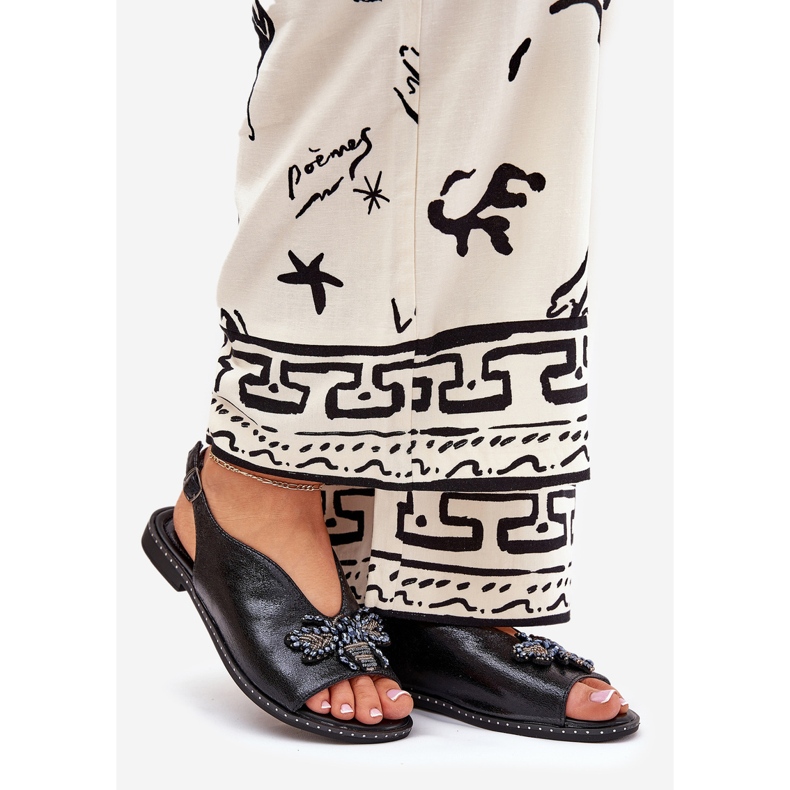 Jezzi Sandalias de mujeres brillantes con un adorno de negro plano 1