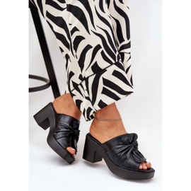 Jezzi Chanclas para mujeres en el poste de cuero ecológico negro 7