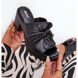 Jezzi Chanclas para mujeres en el poste de cuero ecológico negro 8