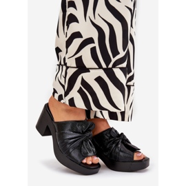 Jezzi Chanclas para mujeres en el poste de cuero ecológico negro 1