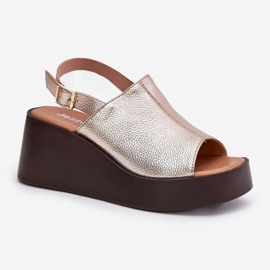 Jezzi Sandalias para mujeres con cuero ecológico en la plataforma y cuñas de oro dorado 4