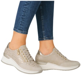 Zapatillas de deporte en una cuña rieker n4316 zlotys dorado 21