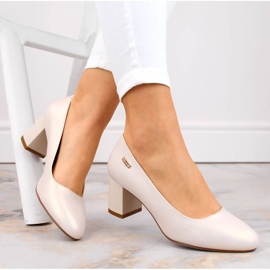 Zapatos de tacón beige perla en un poste decorativo de Sergio Leone 1