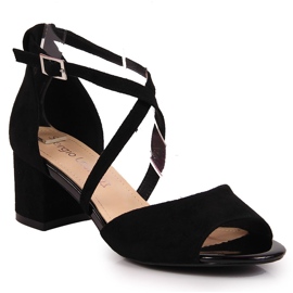 Sandalias de mujer en el poste negro de Sergio Leone 1