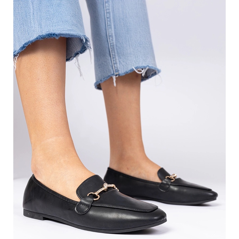 Mocasines negros con decoración dorada y circón 1