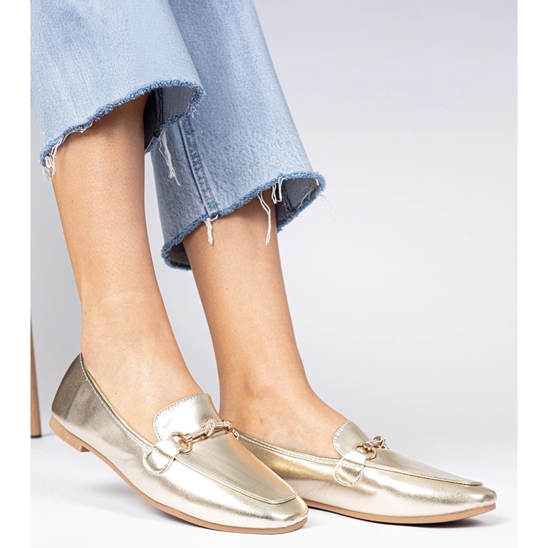 Mocasines elegantes dorados con una decoración dorada y circones 1