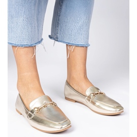 Mocasines elegantes dorados con una decoración dorada y circones 3