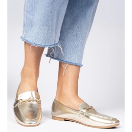 Mocasines elegantes dorados con una decoración dorada y circones 4