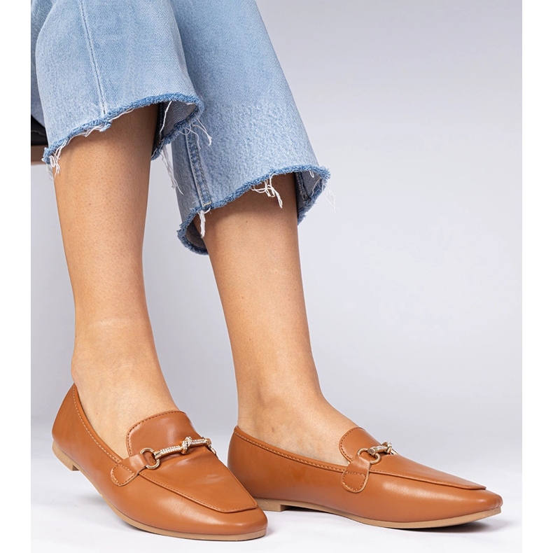 Mocasines marrones elegantes con una decoración dorada y circones marrón 2