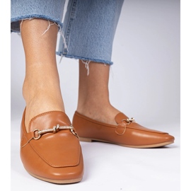 Mocasines marrones elegantes con una decoración dorada y circones marrón 3
