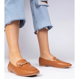 Mocasines marrones elegantes con una decoración dorada y circones marrón 1