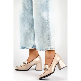 Zapatos beige elegantes de charol con tacones altos. 2