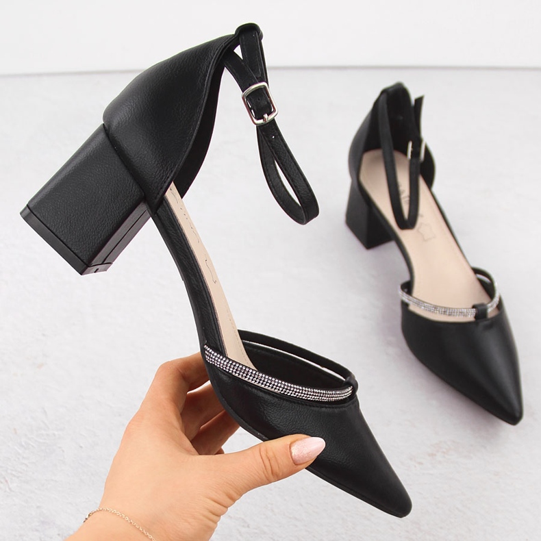 Sandalias de mujer Sabatina en punta con circonitas en color negro 1