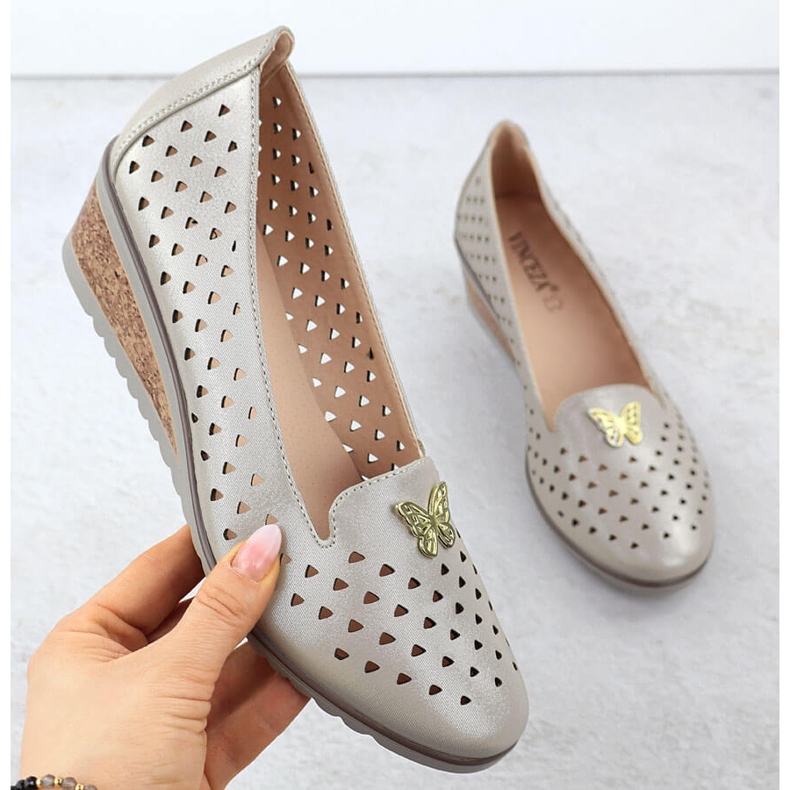 Zapatos de mujer en una cuña de trabajo abierto con un adorno de oro Vinceza 58472 dorado 1