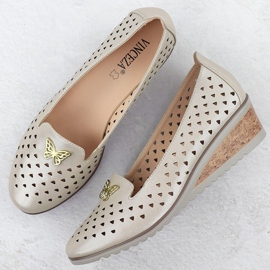 Zapatos de mujer en una cuña de trabajo abierto con un adorno de oro Vinceza 58472 dorado 3