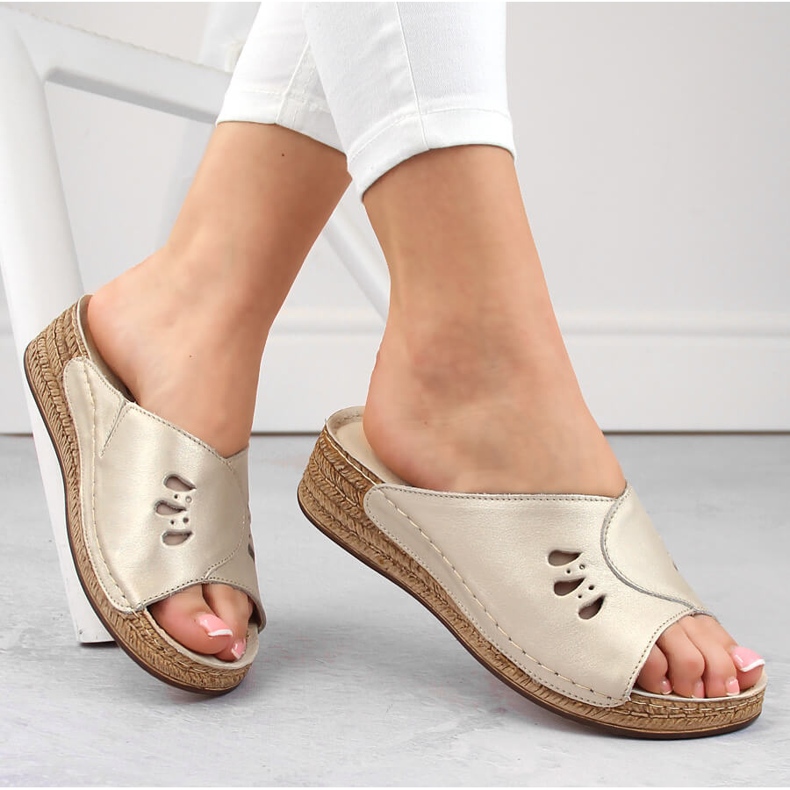 Sandalias cuña mujer cómodas en piel color dorado Helios 137,27 1