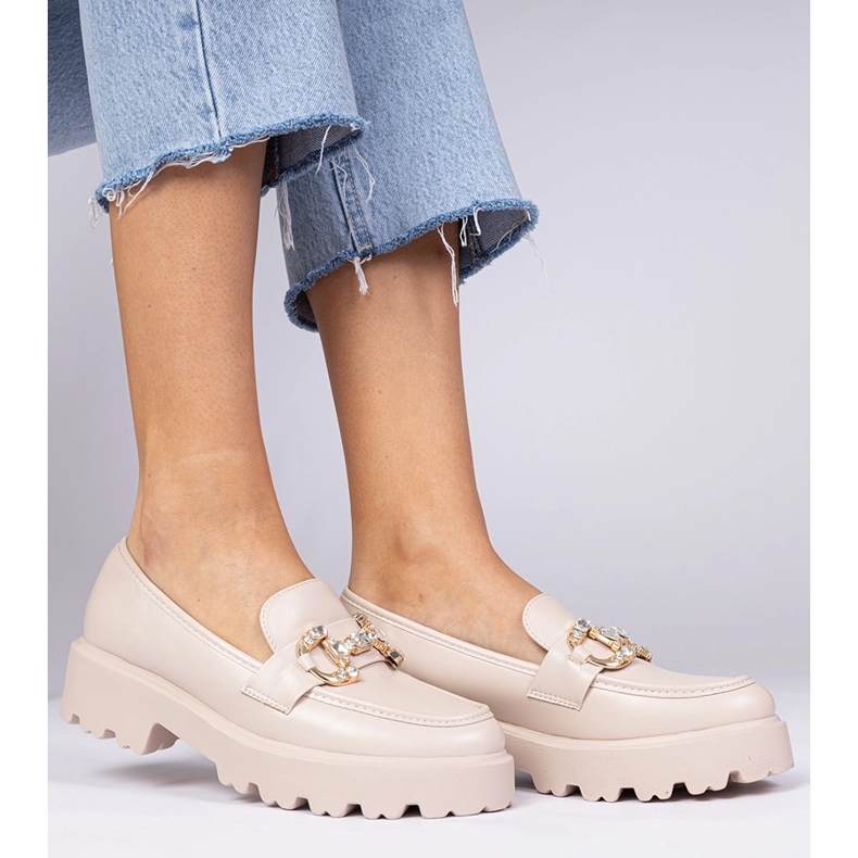 Mocasines elegantes beige con circones 1