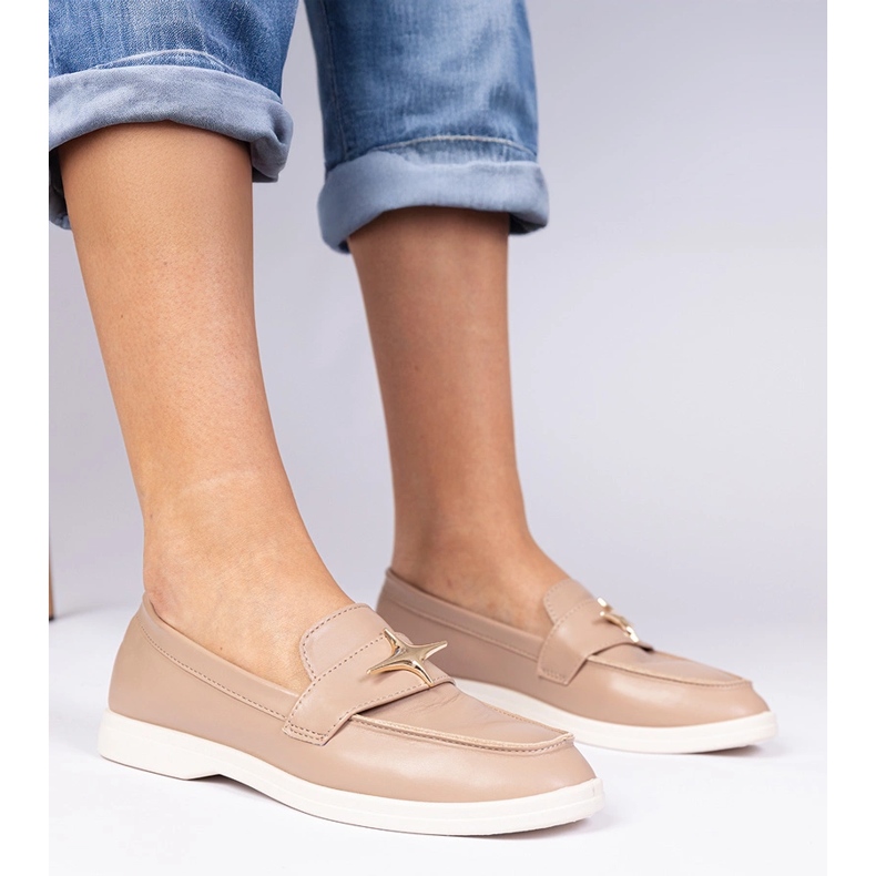 Mocasines de mujer de color beige oscuro con una decoración dorada 1