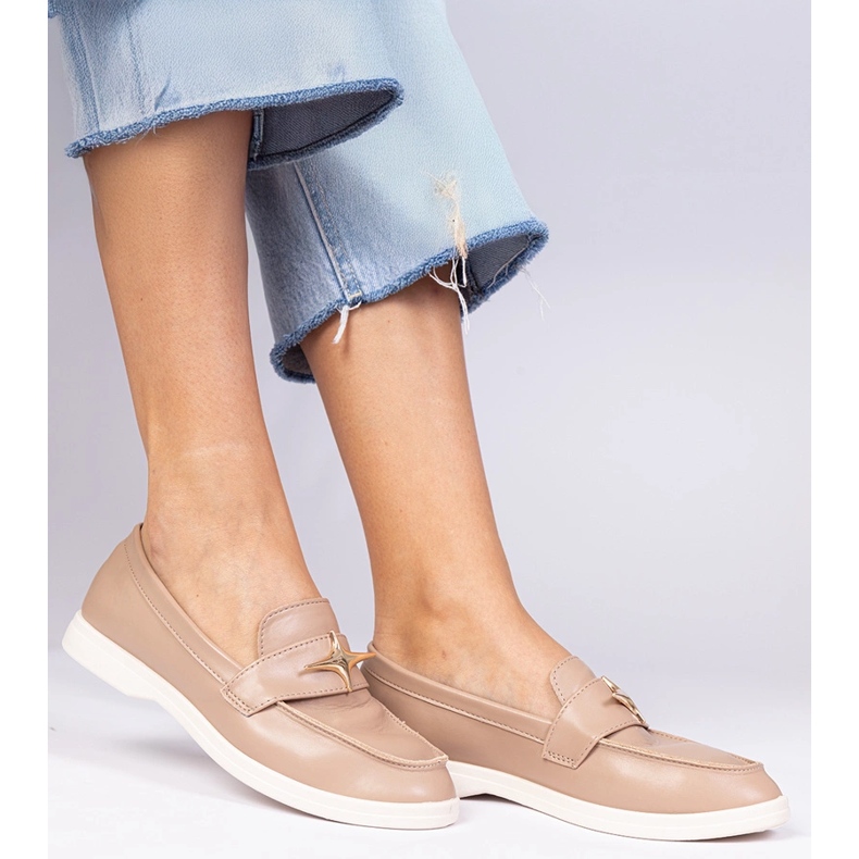 Mocasines de mujer de color beige oscuro con una decoración dorada 2