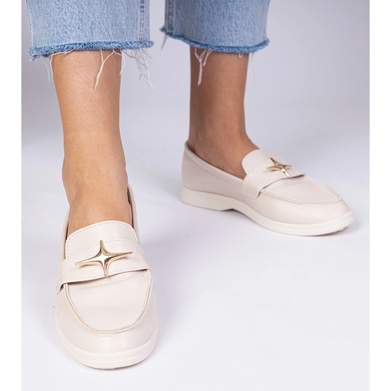 Mocasines de mujer beige con una decoración dorada 1