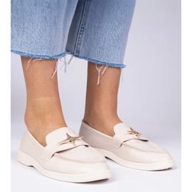 Mocasines de mujer beige con una decoración dorada 2