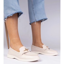 Mocasines de mujer beige con una decoración dorada 3