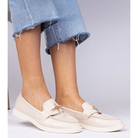 Mocasines de mujer beige con una decoración dorada 4