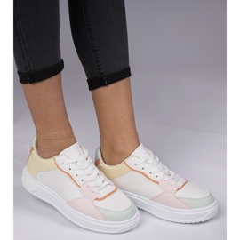 Zapatillas deportivas blancas y amarillas de cuero ecológico blanco 2 Zapatillas deportivas blancas y amarillas de cuero ecológico blanco 2