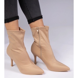 Botas beige con un acabado satinado en un alfiler 1 Botas beige con un acabado satinado en un alfiler 1