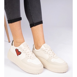 Zapatillas beige para mujeres con corazón brocado 1