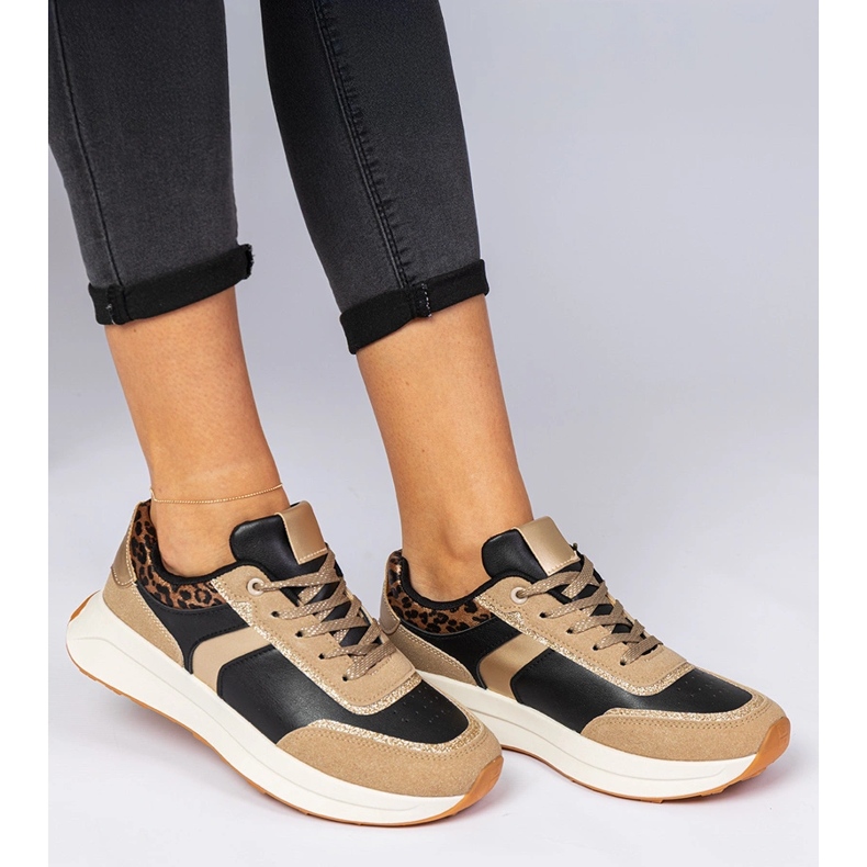 Zapatillas negras para mujeres con brillo con un patrón animal negro 1