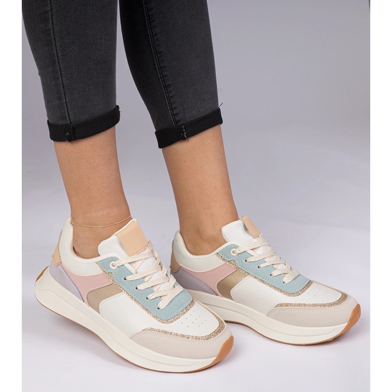 Zapatillas de zapatillas multicolores con brillo con un patrón animal beige 1 Zapatillas de zapatillas multicolores con brillo con un patrón animal beige 1