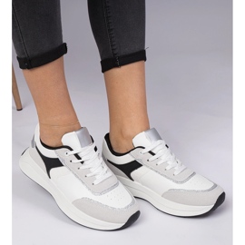 Zapatillas blancas de mujer con purpurina. blanco 1