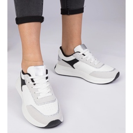 Zapatillas blancas de mujer con purpurina. blanco 2