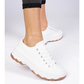 Zapatillas blancas con suela gruesa. blanco 3