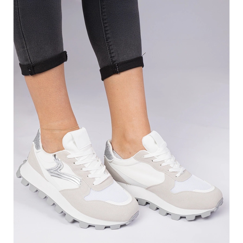 Zapatillas deportivas de mujer blancas. blanco 1