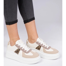 Zapatillas de deporte beige en la plataforma 1