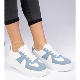 Zapatillas de zapatillas azules en la plataforma 1