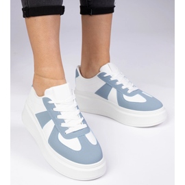 Zapatillas de zapatillas azules en la plataforma 2