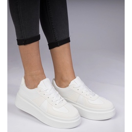 Zapatillas de deporte de zapatillas blancas en la plataforma blanco 1
