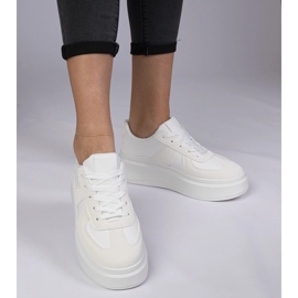Zapatillas de deporte de zapatillas blancas en la plataforma blanco 2